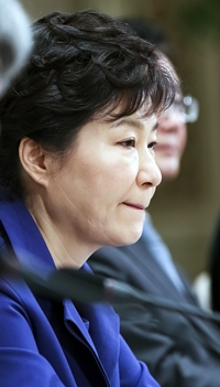 박근혜 대통령 모교 찾은 김문수 “자랑스럽지 않나?” 서강대생 “부끄럽다!” 야유 기사의 사진