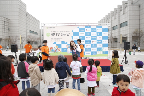 대한아토피협회, 어린이들과 ‘꽃나무 심는 날’ 행사 개최 기사의 사진